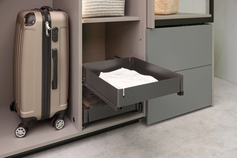 Olona pull-out pantry with DesignLine 400 sides, flat wire railings, in anthracite